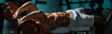 Foto de Hombre musculoso con barra. Plantillas de banner con hombre muscular, torso muscular, seis abdominales paquete muscular - Imagen libre de derechos