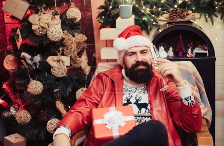 Téléchargez les photos : Hipster Santa Claus. Fête du Nouvel An. Fête du Nouvel An. Père Noël ivre. Nouvel an après la fête : champagne festif - en image libre de droit