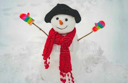 Téléchargez les photos : Bonhomme de neige de Noël sur fond de neige blanche. Scène hivernale avec bonhomme de neige sur fond de neige blanche. Fond d'hiver avec flocons de neige et bonhomme de neige - en image libre de droit
