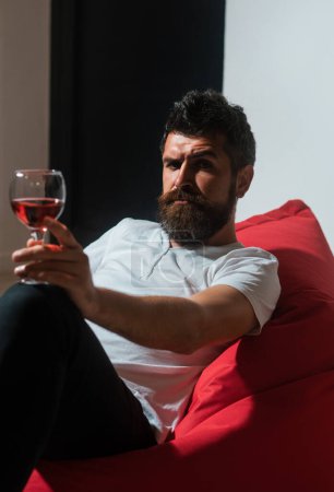 Foto de Celebra solo. Hipster con alcohol. Hombre barbudo con vino. Fiesta sola en casa - Imagen libre de derechos