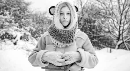 Téléchargez les photos : Portrait de femme d'hiver extérieur. Jeune femme en chapeau drôle tenant des patins dans la journée d'hiver - en image libre de droit