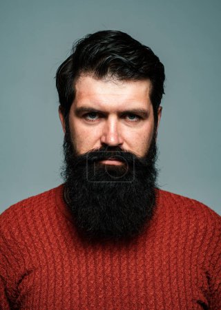 Téléchargez les photos : Portrait d'un homme sérieux avec barbe et moustache. La pensée de Hipster. L'expression du visage. beau mâle gros plan visage - en image libre de droit