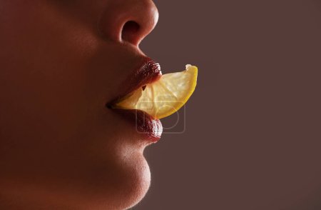 Téléchargez les photos : Des fruits sexy. Fermez les lèvres avec des citrons. Vitamine C. Concept de rafraîchissement estival. Heure du thé - en image libre de droit