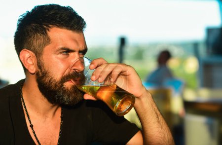 Foto de Cerveza pub y bar. Hipster con barba y bigote en traje bebe cerveza después de la jornada laboral - Imagen libre de derechos