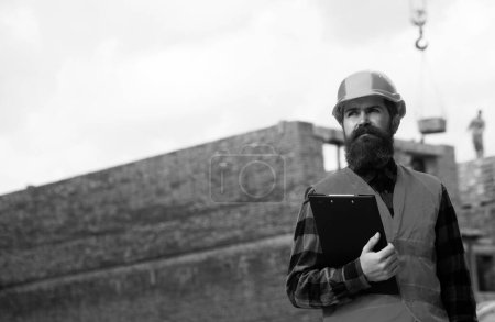 Téléchargez les photos : Travailleur masculin de la construction en vêtements de travail et casque de construction - en image libre de droit