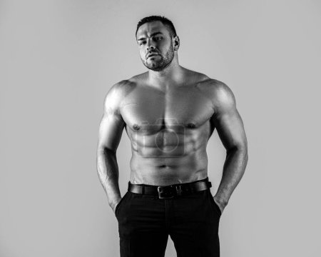 Téléchargez les photos : Musclé homme sexy avec un torse nu - en image libre de droit