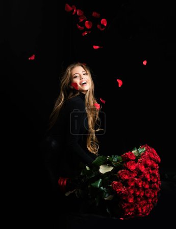 Téléchargez les photos : Femme souriante avec cadeau Saint-Valentin. Sensuelle fille sexy avec bouquet de roses - en image libre de droit