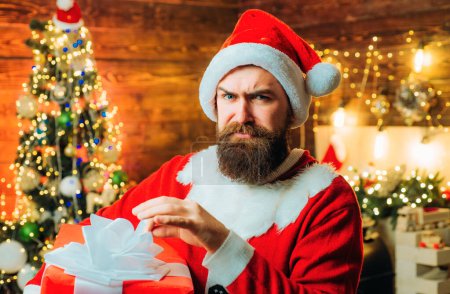 Foto de Regalos de entrega. Emociones de regalo. Hombre de Santa sosteniendo regalo. Diseño regalo hecho a mano - Imagen libre de derechos