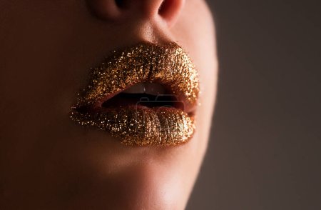 Foto de Maquillaje labial brillante. Labios de belleza en brillo. Cosmética de lujo - Imagen libre de derechos