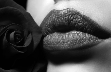 Foto de Labios con lápiz labial de cerca. Detalle de maquillaje de labios rojos belleza. Hermosos labios de mujer con rosa - Imagen libre de derechos
