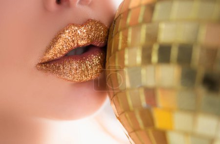 Foto de Maquillaje de fiesta de oro. Labios. Labio de metal dorado. Hermoso maquillaje - Imagen libre de derechos