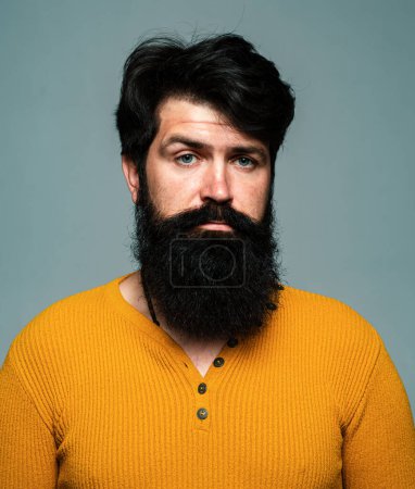 Téléchargez les photos : Barbershop man beard and moustache. Handsome bearded male guy on grey background looking at camera - en image libre de droit