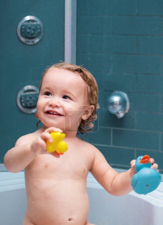 Foto de Niño en la ducha. Lindo bebé niño disfrutando de baño y bañado en el baño - Imagen libre de derechos