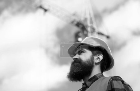 Téléchargez les photos : Travailleur de la construction homme en vêtements de travail et un casque de construction. Concept de construction et de chantier - en image libre de droit