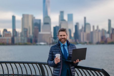 Téléchargez les photos : Un homme d'affaires marche à New York - en image libre de droit