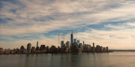 Foto de Ciudad de Nueva York skyline de Jersey sobre el río Hudson con los rascacielos. Manhattan, Midtown, Nueva York, EE.UU. Distrito financiero skyline de Nueva York con edificios, torres de Nueva York. skyline de Nueva York - Imagen libre de derechos
