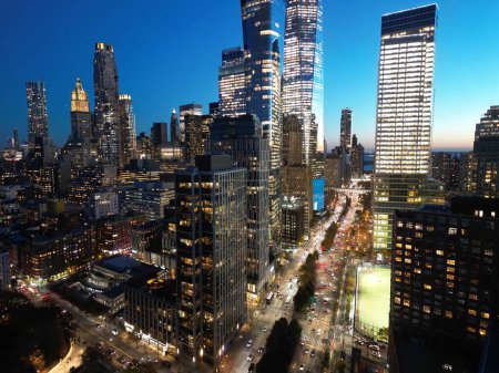 Foto de Vista famosa de la ciudad de Nueva York desde el dron. Noche Nueva York desde arriba. Panorama nocturno de Nueva York, horizonte de Nueva York al atardecer. Rascacielos de Manhattan. Edificio famoso de Nueva York. Tráfico nocturno en NY - Imagen libre de derechos