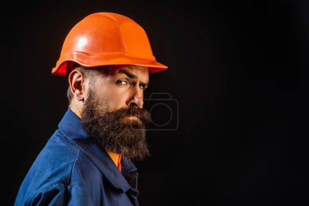 Téléchargez les photos : Bâtisseur en hardhat. Homme de construction avec casque. Travailleur en casque à l'immeuble. Portrait d'ingénieur constructeur avec casque. Travailleur du chantier. Travailleur gestionnaire dans le casque - en image libre de droit