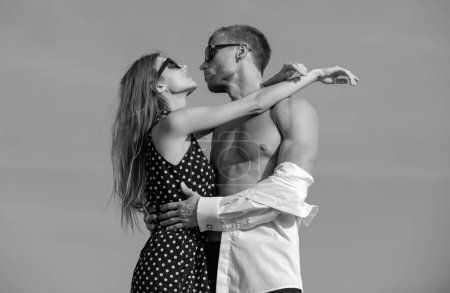 Foto de Moda chica y hombre en salida ropa besos en un cielo azul fondo al aire libre - Imagen libre de derechos