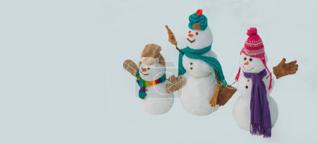 Foto de Navidad y feliz año nuevo tarjeta de felicitación con muñeco de nieve. Divertida familia de muñeco de nieve en sombrero elegante y bufanda - Imagen libre de derechos
