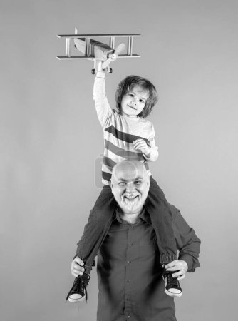 Téléchargez les photos : Grand-père et fils avec avion jouet. Hommes génération grand-père et petit-enfant - en image libre de droit