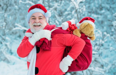 Téléchargez les photos : Portrait du Père Noël marche dans les montagnes d'hiver neige à Noël - en image libre de droit
