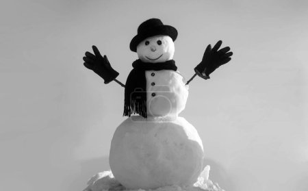 Téléchargez les photos : Bonhomme de neige les mains ouvertes. Bonhomme de neige d'hiver en bonnet noir, écharpe et gants. Bannière d'hiver de Noël avec bonhomme de neige. Carte de voeux d'hiver avec bonhomme de neige - en image libre de droit