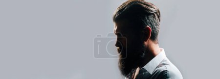 Téléchargez les photos : Silhouette à profil rapproché de l'homme barbu à longue barbe noire classique, gay barbu. Barbier barbier. Moustache hommes, visage sérieux de près. Modèles conception de bannière Web. Bannière pour site web - en image libre de droit
