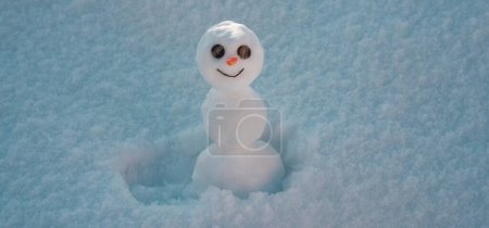 Téléchargez les photos : Bonhomme de neige. Bonhomme de neige souriant heureux sur une journée ensoleillée d'hiver - en image libre de droit