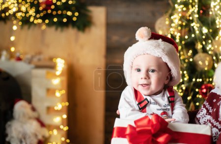 Foto de Pequeño bebé con sombrero de Santa. Retrato de bebé divertido en sombrero de Navidad. Año nuevo divertido - Imagen libre de derechos