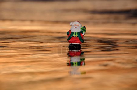 Téléchargez les photos : Père Noël d'été. Noël et Nouvel An en vacances à la mer - en image libre de droit