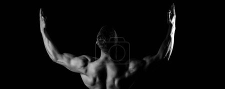 Foto de Culturista hombre mostrar bíceps, tríceps con las manos levantadas, espalda. Plantillas de banner con hombre muscular, torso muscular, seis abdominales paquete muscular - Imagen libre de derechos