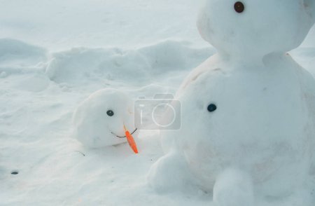 Foto de Muñeco de nieve derretido en charco. Mal clima cálido lluvioso de invierno. Hombre de nieve en nuestro patio. Es mi primer muñeco de nieve. Solitario muñeco de nieve derritiéndose después de Navidad - Imagen libre de derechos