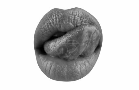 Foto de Arte labios rojos. Lengua y labios femeninos sexy. La lengua macra lame los labios. Primer plano de la boca de la mujer - Imagen libre de derechos