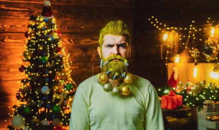 Téléchargez les photos : Père Noël au salon de coiffure. Style de Noël pour Père Noël moderne - en image libre de droit