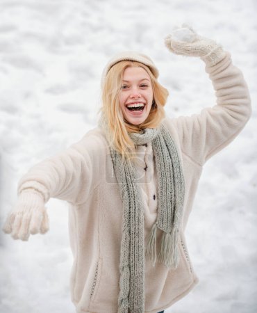 Foto de Feliz invierno. Linda joven juguetona al aire libre disfrutando de la primera nieve. Retrato de una mujer feliz en invierno. Chica alegre al aire libre - Imagen libre de derechos