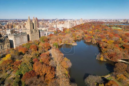 Téléchargez les photos : Automne Central Park avec vue sur les gratte-ciel du centre-ville depuis un drone. Vue aérienne du panorama de Manhattan Central Park à l'automne. Automne à Central Park. Automne NYC. Central Park Feuillage d'automne - en image libre de droit