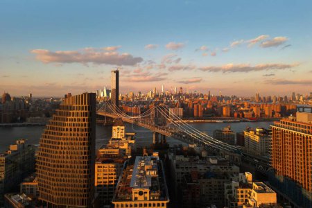 Foto de Paisaje urbano panorámico sobre rascacielos inferiores de Manhattans. skyline de la ciudad de Nueva York. Edificios de Nueva York. Edificios de Nueva York. Skyline de Nueva York. Edificios Brooklyn Bridge de Manhattan en Nueva York NYC - Imagen libre de derechos