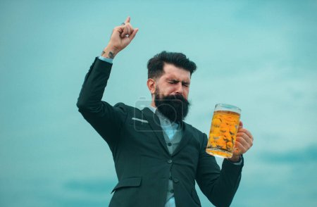 Foto de Hombre retro con una cerveza. Cerveza tradicional. Hombre retro vintage con cerveza - Imagen libre de derechos