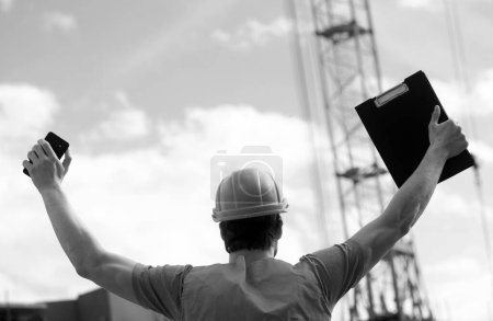 Téléchargez les photos : Construction worker in uniform and safety equipment have job on building - en image libre de droit
