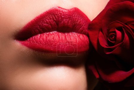 Foto de Labios de mujer con lápiz labial rojo y gesto de beso Hermosos labios de mujer con rosa - Imagen libre de derechos