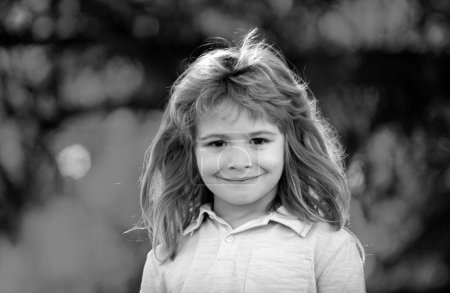 Foto de Retrato de niños. Cara de primer plano de lindo niño sonriente de primavera. Concepto de emociones infantiles. Retrato de niño riendo al aire libre - Imagen libre de derechos