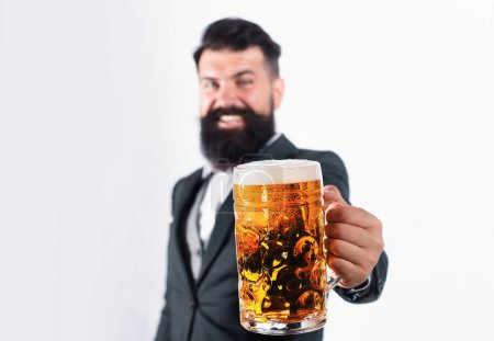 Foto de El hombre toma un vaso de cerveza, enfoque selectivo. La celebración oktoberfest festival concepto. Concepto de cerveza. Barbudo hombre beber cerveza - Imagen libre de derechos