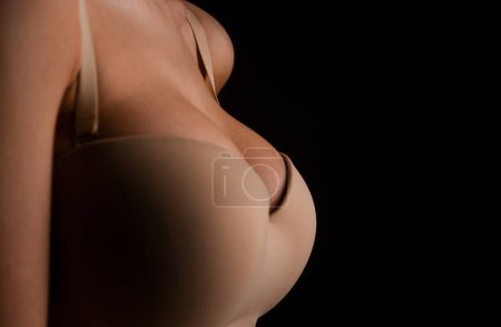 Téléchargez les photos : Lingerie model with big breasts. Sexy breas, boobs in bra, sensual tits. Beautiful slim female body. Closeup of sexy girl boob in bra - en image libre de droit