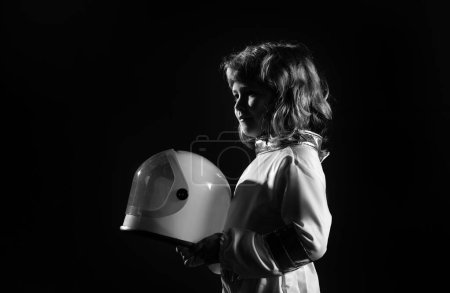 Foto de Pequeño astronauta con traje espacial sosteniendo casco. Concepto de éxito, tecnología creativa e innovación - Imagen libre de derechos