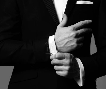Foto de Traje negro. Gemelos de hombre. Mirada de caballero de negocios. Ropa elegante y elegante. Moda masculina - Imagen libre de derechos