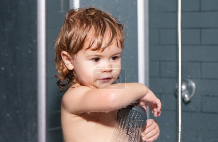 Téléchargez les photos : Mignon enfant se lave le corps dans le bain. Petit bébé prenant son bain, portrait en gros plan d'un garçon souriant, soins de santé et hygiène des enfants. Drôle de visage - en image libre de droit