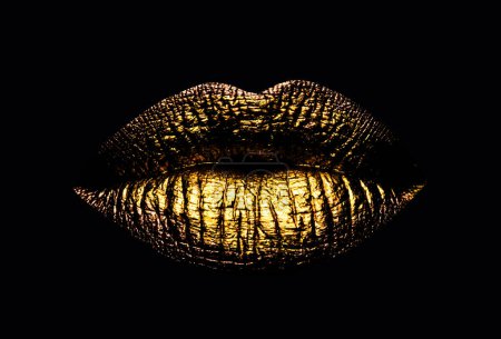 Téléchargez les photos : Lèvres dorées en gros plan. Lèvre en métal doré. Beau maquillage. Lèvres dorées brillantes sur la beauté bouche féminine, gros plan - en image libre de droit