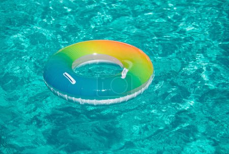 Foto de Textura Aqua. Flotador de la piscina, anillo flotando en una refrescante piscina azul sobre fondo de verano - Imagen libre de derechos
