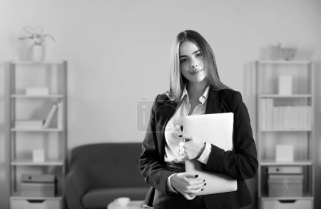 Foto de Retrato de una joven contadora de negocios vestida formalmente en el lugar de trabajo de la oficina. Administradora exitosa, hermosa secretaria - Imagen libre de derechos